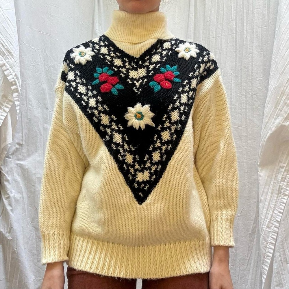 Cream with Floral Embroidery Oversized‎ Alpine Nordic Knit Sweater Vintage 1970s